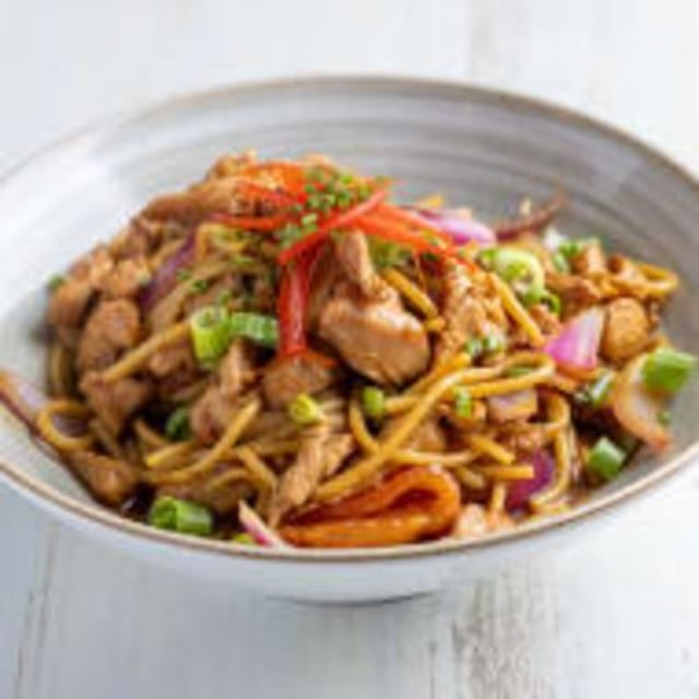 Tallarines Saltado Pollo.